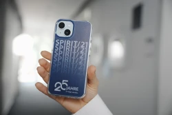 Eine Hand hält ein modernes iPhone mit einer SPIRIT/21-Hülle | SPIRIT/21