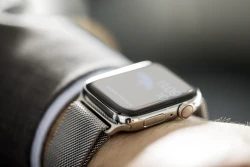 Nahaufnahme einer Apple Watch am Handgelenk eines Mannes im Anzug | SPIRIT/21