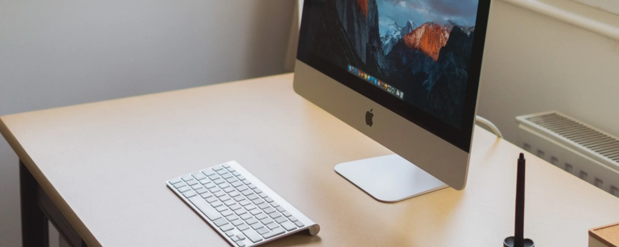 Ein Apple Mac steht auf einem Schreibtisch mit einer Tastatur | SPIRIT/21