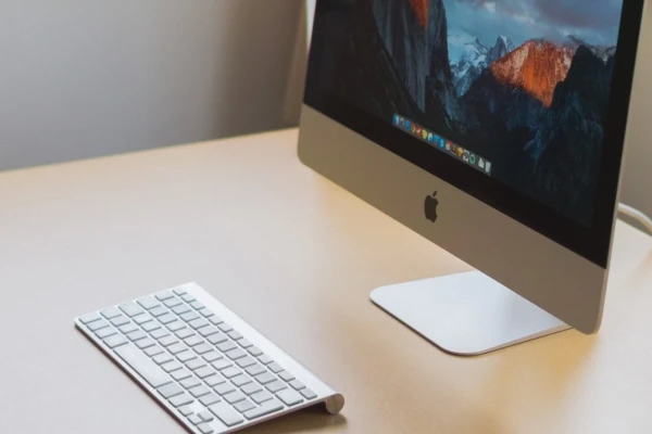 Ein Apple Mac steht auf einem Schreibtisch mit einer Tastatur | SPIRIT/21