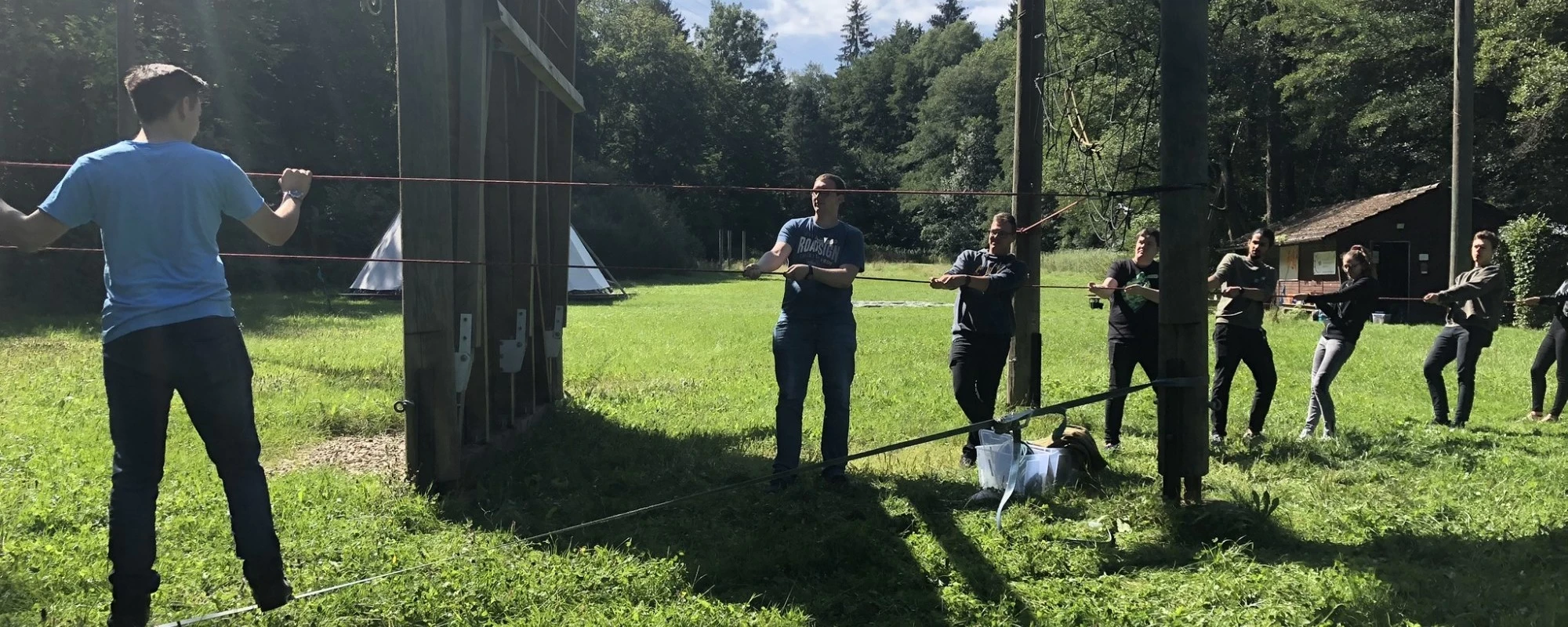 Eine Gruppe an neues Auszubildenden bei der Teambuilding-Aktivität Seilziehen | SPIRIT/21