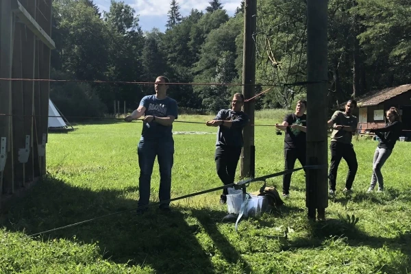 Eine Gruppe an neues Auszubildenden bei der Teambuilding-Aktivität Seilziehen | SPIRIT/21