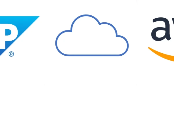 Links: das SAP Logo; Mitte: Eine Wolke; Rechts: AWS Logo