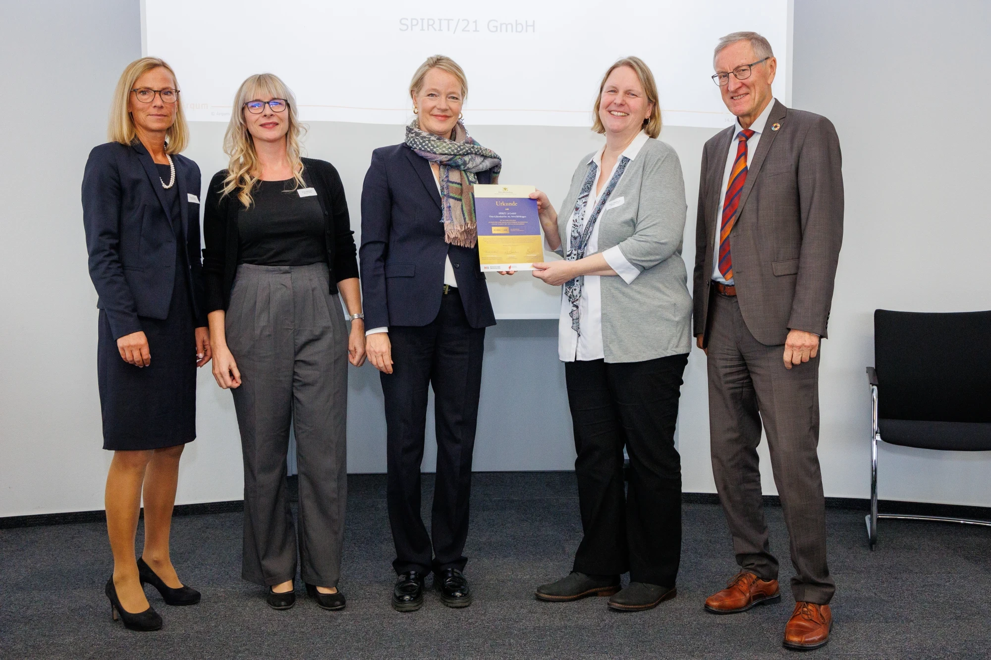 Urkunden&uuml;bergabe; von links nach rechts: Silke Nixdorf, Silke Nixdorf, Vorsitzende der Gesch&auml;ftsf&uuml;hrung | Jana Schwarz, SPIRIT/21| Thekla Walker, Umweltministerin Baden-W&uuml;rttemberg | Elke Haverich, SPIRIT/21 |  Roland Bernhard, Landrat des Landkreises B&ouml;blingen