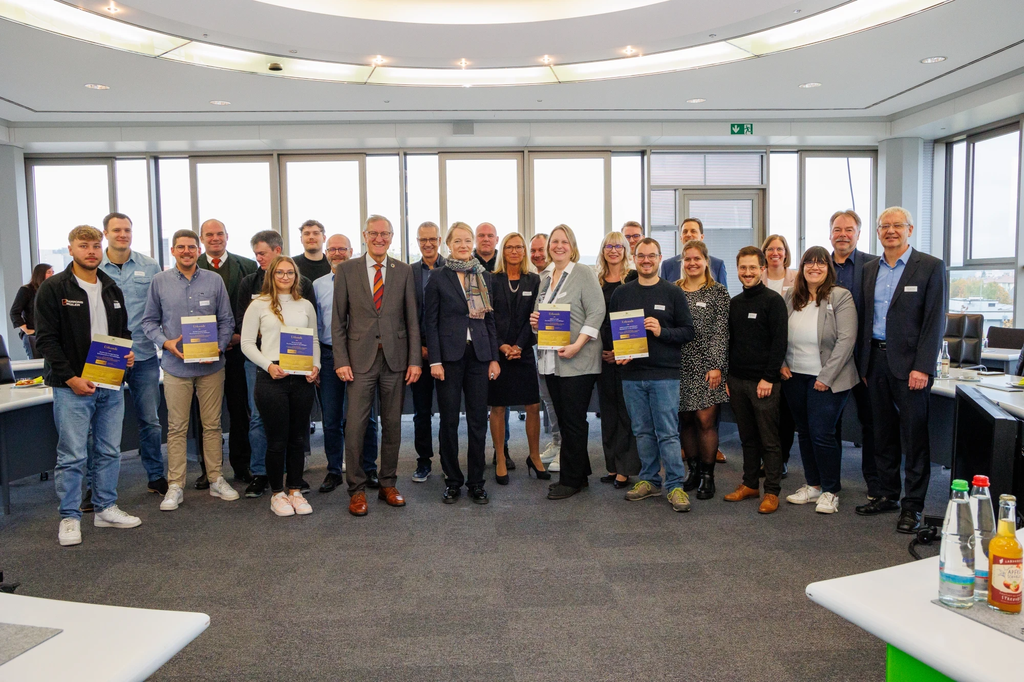 Gruppenfoto der Abschlussveranstaltung zur Urkundenübergabe KLIMAit; mehrere Personen posieren für ein Gruppenfoto | SPIRIT/21