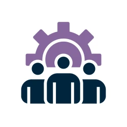 Icon von drei M&auml;nnern welche vor einem &uuml;berdimensional gro&szlig;en Ausschnitt eines Zahnrades stehen. | SPIRIT/21