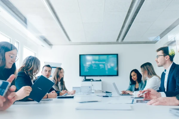IT-Team in professionellem Business-Meeting zur digitalen Transformation und Microsoft-365-Beratung im Besprechungsraum. | SPIRIT/21