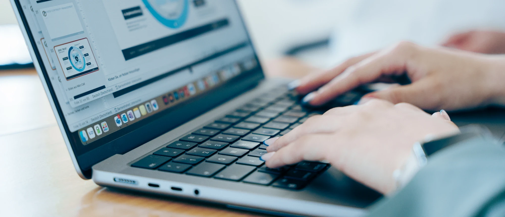 Mitarbeiter arbeitet an einem Laptop mit Microsoft-365-Präsentation zur IT-Sicherheitsstrategie im modernen Büro. | SPIRIT/21