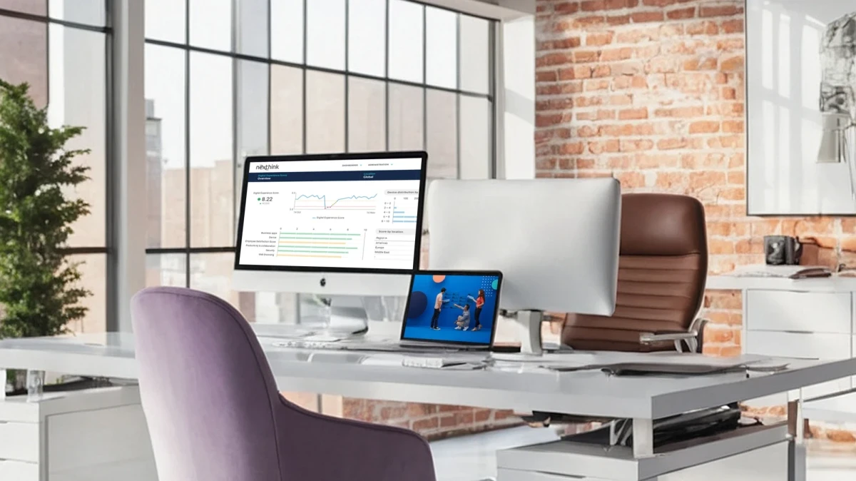 Moderner Arbeitsplatz mit Nexthink-Dashboard auf Desktop-Monitor zur Analyse der Digital Employee Experience und zusätzlichem Laptop im Homeoffice. | SPIRIT/21