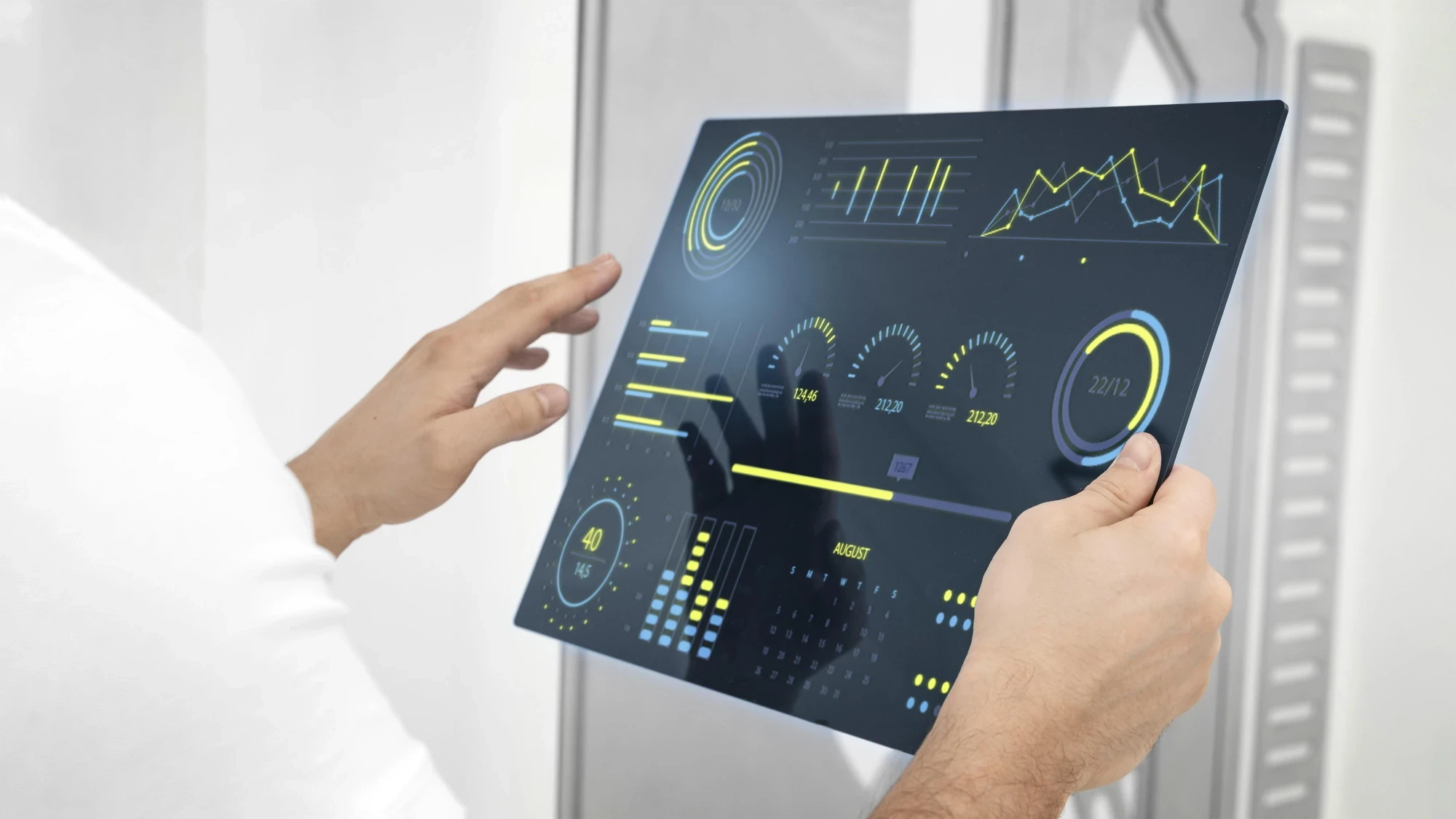 Hände halten ein Tablet auf welchem unterschiedliche Datenn gezeigt werden | Hands holding a tablet on which different data is shown | SPIRIT/21