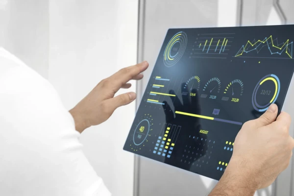 Hände halten ein Tablet auf welchem unterschiedliche Datenn gezeigt werden | Hands holding a tablet on which different data is shown | SPIRIT/21