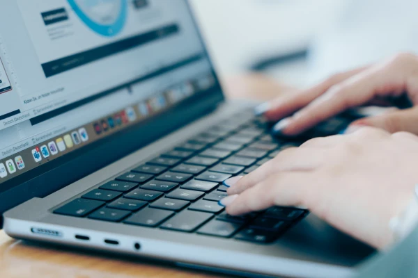 Mitarbeiter arbeitet an einem Laptop mit Microsoft-365-Präsentation zur IT-Sicherheitsstrategie im modernen Büro. | SPIRIT/21