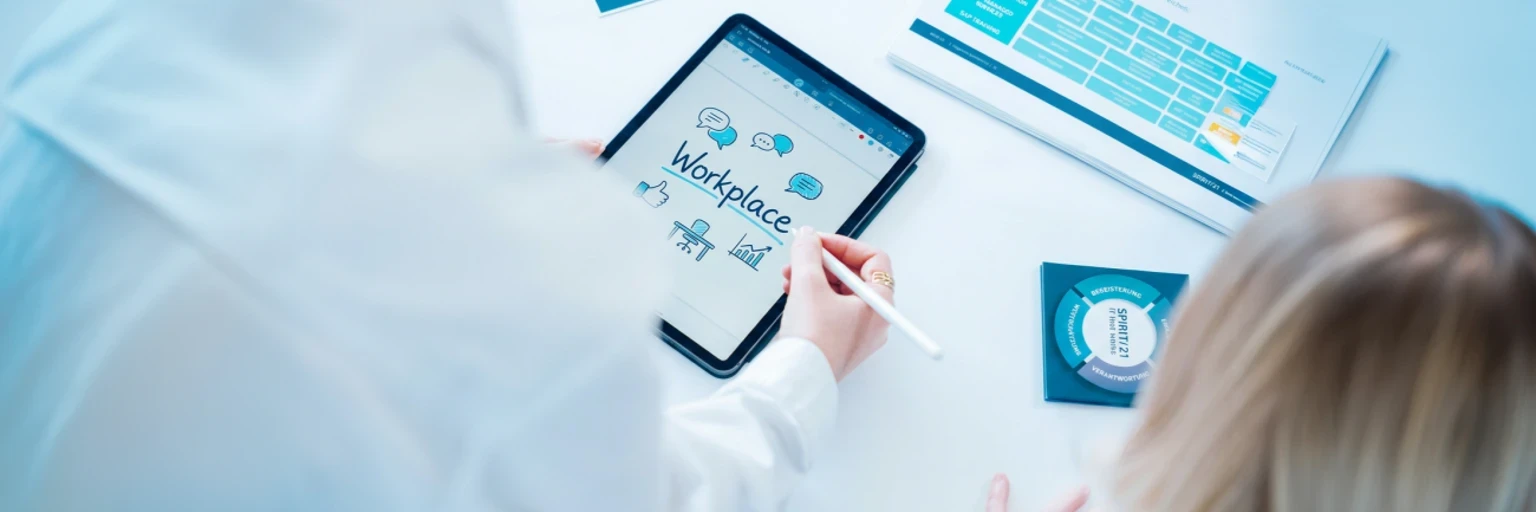 Tablet mit digitaler Zeichnung zum Thema Arbeitsplatz und Zusammenarbeit, Icons f&uuml;r Kommunikation und Organisation | SPIRIT/21