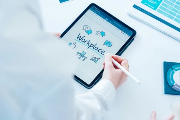 Tablet mit digitaler Zeichnung zum Thema Arbeitsplatz und Zusammenarbeit, Icons f&uuml;r Kommunikation und Organisation | SPIRIT/21