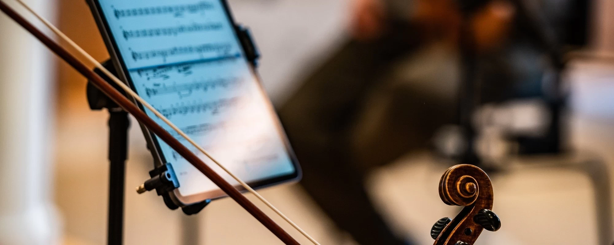 Digitale Notenbkätter auf einem iPad mit einem Bogen einer Geige