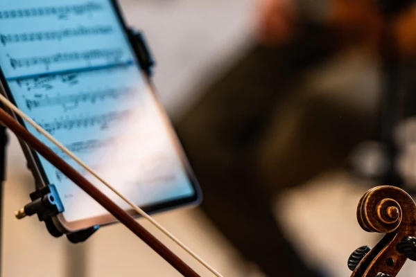Digitale Notenbkätter auf einem iPad mit einem Bogen einer Geige