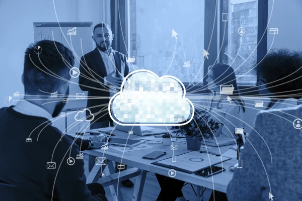 Eine Wolke, welche Cloud-Technologien symbolisiert über GEschäftsleuten in einem Meeting-Raum | A cloud symbolising cloud technologies above business people in a meeting room | SPIRIT/21
